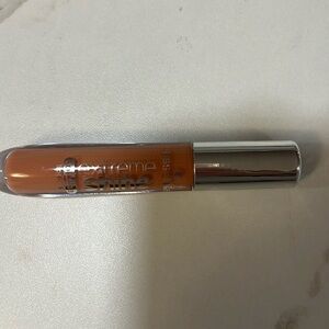 Essence Extreme shine Lip glosss color is power of nude.